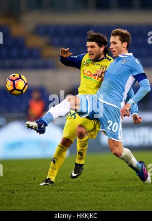 (170129) - Rom, 29 Jan., 2017(Xinhua)--Chievo Verona Perparim Steilpässe (L) konkurriert mit Lazio Lucas Biglia während einer Serie A Fußballspiel zwischen Lazio und Chievo Verona, in Rom, Italien, 28. Januar 2017. Chievo Verona gewann 1: 0. (Xinhua/Jin Yu) Stockfoto