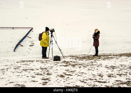 Belgrad, Serbien. 29. Januar 2017. Lokalfernsehen Studio-B Nachrichten Crew Berichterstattung von den Ufern des Sava Sees an einem nebligen Sonntagmorgen bei extrem niedrigen Temperaturen. Bildnachweis: Bratislav Stefanovic/Alamy Live-Nachrichten Stockfoto