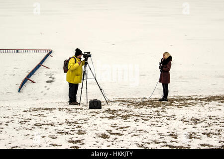 Belgrad, Serbien. 29. Januar 2017. Lokalfernsehen Studio-B Nachrichten Crew Berichterstattung von den Ufern des Sava Sees an einem nebligen Sonntagmorgen bei extrem niedrigen Temperaturen. Bildnachweis: Bratislav Stefanovic/Alamy Live-Nachrichten Stockfoto