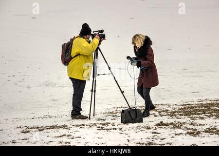 Belgrad, Serbien. 29. Januar 2017. Lokalfernsehen Studio-B Nachrichten Crew Berichterstattung von den Ufern des Sava Sees an einem nebligen Sonntagmorgen bei extrem niedrigen Temperaturen. Bildnachweis: Bratislav Stefanovic/Alamy Live-Nachrichten Stockfoto