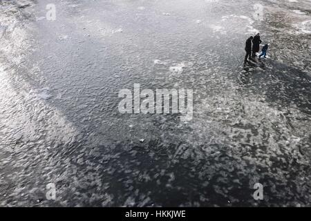 Berlin, Berlin, Deutschland. 29. Januar 2017. Die Menschen gehen auf einem zugefrorenen See in Schöneberg. Aufgrund der kalten Temperaturen im Januar hat sich eine dünne Schicht aus Eis auf Berliner Gewässern gebildet. Berliner Polizei sagen das Eis auf Seen und Flüssen der Umgebung ist nicht sicher zu sein. Bildnachweis: Jan Scheunert/ZUMA Draht/Alamy Live-Nachrichten Stockfoto