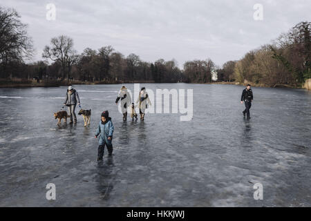 Berlin, Berlin, Deutschland. 29. Januar 2017. Ein Polizist zerstreuen Menschen von einem zugefrorenen See neben Schloss Charlottenburg. Aufgrund der kalten Temperaturen im Januar hat sich eine dünne Schicht aus Eis auf Berliner Gewässern gebildet. Berliner Polizei sagen das Eis auf Seen und Flüssen der Umgebung ist nicht sicher zu sein. Bildnachweis: Jan Scheunert/ZUMA Draht/Alamy Live-Nachrichten Stockfoto