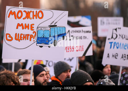 Moskau, Russland. 29. Januar 2017. Demonstranten halten ein Plakat während einer Protestaktion in einem Park am Suvorovskaya Square gegen angebliche Pläne durch die Regierung der Stadt Moskau und der Moskauer Verkehrsbetriebe Mosgortrans, um die Stadt Obus-System, derzeit der größte in der Welt zu reduzieren. Die Meldung lautet: "Kann ich kommen nach Central [Moskau]?" Bildnachweis: Victor Vytolskiy/Alamy Live-Nachrichten Stockfoto