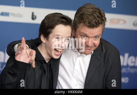 Berlin, Deutschland. 29. Januar 2017. Schauspieler Arved Friese (l) und Justus von Dohnanyi kommen für die Premiere des Films "Timm Thaler Oder Das Verkaufte Lachen" (lit.) "Timm Thaler oder das verkaufte Lachen") in Berlin, Deutschland, 29. Januar 2017. Der Film beginnt am 2. Februar 2017. Foto: Jörg Carstensen/Dpa/Alamy Live News Stockfoto