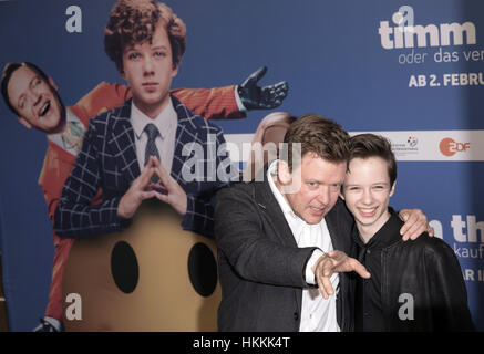 Berlin, Deutschland. 29. Januar 2017. Actors Arved Friese (r) und Justus von Dohnanyi kommen für die Premiere des Films "Timm Thaler Oder Das Verkaufte Lachen" (lit.) "Timm Thaler oder das verkaufte Lachen") in Berlin, Deutschland, 29. Januar 2017. Der Film beginnt am 2. Februar 2017. Foto: Jörg Carstensen/Dpa/Alamy Live News Stockfoto