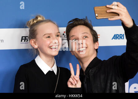 Berlin, Deutschland. 29. Januar 2017. Schauspieler Jule Hermann und Arved Friese kommen für die Premiere des Films "Timm Thaler Oder Das Verkaufte Lachen" (lit.) "Timm Thaler oder das verkaufte Lachen") in Berlin, Deutschland, 29. Januar 2017. Der Film beginnt am 2. Februar 2017. Foto: Jörg Carstensen/Dpa/Alamy Live News Stockfoto