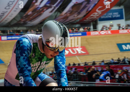 Manchester, England. 28. Januar 2017. Ein Konkurrent erholt sich am Ende ihrer 1km-Zeitfahren der HSBC UK National Track Championships.  Bildnachweis: Iain Barker/Alamy Live-Nachrichten. Stockfoto