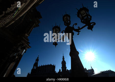 Dresden, Deutschland. 27. Januar 2017. Die Dresden-Kathedrale und der Hausmann-Turm bei Sonnenschein und klarem Himmel in Dresden, Deutschland, 27. Januar 2017 ersichtlich. Foto: Arno Burgi/Dpa-Zentralbild/Dpa/Alamy Live-Nachrichten Stockfoto