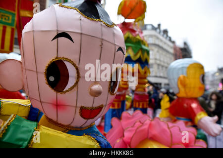 Shaftsbury Avenue, London, UK. 29. Januar 2017. Schwimmt auf der Shaftesbury Avenue für das Jahr des Hahnes. Bildnachweis: Matthew Chattle/Alamy Live-Nachrichten Stockfoto