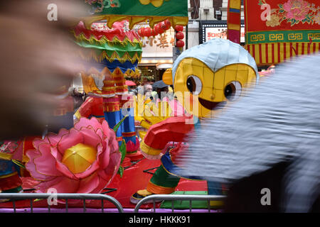 Shaftsbury Avenue, London, UK. 29. Januar 2017. Schwimmt auf der Shaftesbury Avenue für das Jahr des Hahnes. Bildnachweis: Matthew Chattle/Alamy Live-Nachrichten Stockfoto