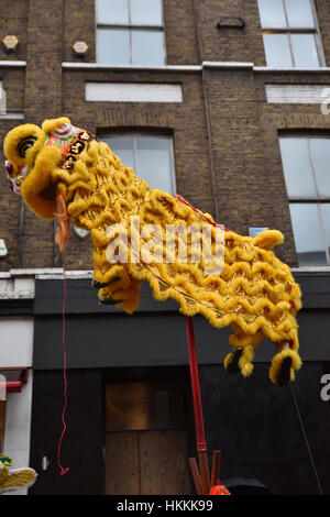 Shaftsbury Avenue, London, UK. 29. Januar 2017. Schwimmt auf der Shaftesbury Avenue für das Jahr des Hahnes. Bildnachweis: Matthew Chattle/Alamy Live-Nachrichten Stockfoto