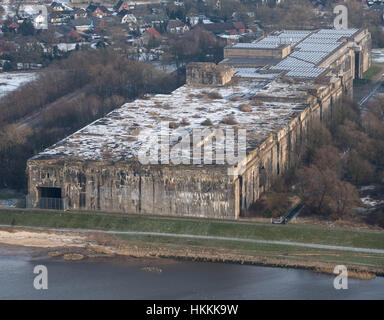 Blick auf das u-Boot-Bunker "Valentin" im Ortsteil Farge in Bremen, Deutschland, 27. Januar 2017. Der Bunker ist eines der größten während des zweiten Weltkrieges gebaut. Es entstand von Zwangsarbeitern, von denen mehr als tausend starb. Foto: Ingo Wagner/dpa Stockfoto