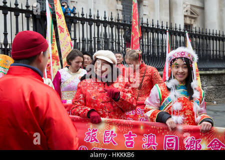 Soho, UK, 29. Januar 2017, das Jahr des Hahnes, Chinese New Year Parade mit der größten Drachen und Löwen Prozession in Europa findet in London © Keith Larby/Alamy Live News Stockfoto