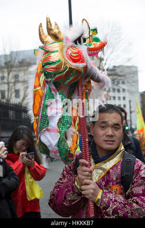 Soho, UK, 29. Januar 2017, das Jahr des Hahnes, Chinese New Year Parade mit der größten Drachen und Löwen Prozession in Europa findet in London © Keith Larby/Alamy Live News Stockfoto