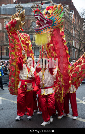 Soho, UK, 29. Januar 2017, das Jahr des Hahnes, Chinese New Year Parade mit der größten Drachen und Löwen Prozession in Europa findet in London © Keith Larby/Alamy Live News Stockfoto