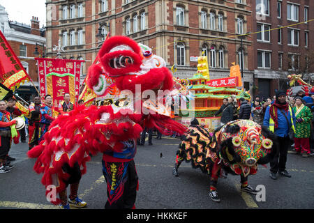 Soho, UK, 29. Januar 2017, das Jahr des Hahnes, Chinese New Year Parade mit der größten Drachen und Löwen Prozession in Europa findet in London © Keith Larby/Alamy Live News Stockfoto