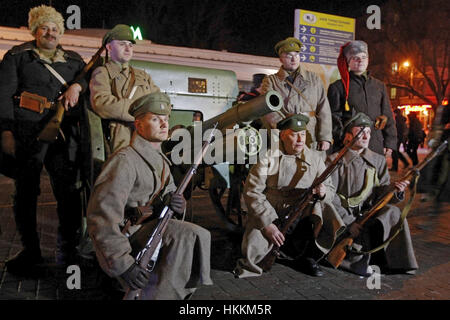 Kiew, Ukraine. 29. Januar 2017. Mitglieder von einem historischen militärischen Club gekleidet als Soldaten des ukrainischen Republik Kräfte Pose für ein Foto nach re-enact eine Schlacht im Jahre 1918 zwischen ukrainischen republikanischen Truppen und der Roten Armee in Kiew, Ukraine, am 29. Januar 2017. Rund 300 ukrainische Studenten und Kadetten getötet während der Schlacht mit der normalen roten Armee am 29. Januar 1918, und diese Schlacht gilt als ein Schlüsselsymbol des ukrainischen Kampfes für Unabhängigkeit. Credit: Serg Glovny/ZUMA Draht/Alamy Live-Nachrichten Stockfoto