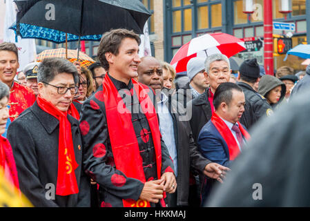 Vancouver, Kanada. Januar 2017. Der kanadische Premierminister Justin Trudeau spaziert bei der chinesischen Lunar New Year Parade 2017 in Vancouver, British Columbia, Kanada. Kredit: Michael Wheatley/Alamy Live News Stockfoto