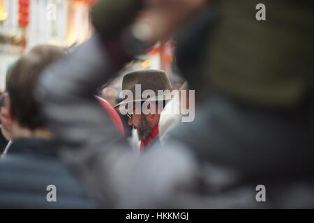 London, UK. 29. Januar 2017.  Massen und Interpreten feiern das chinesische Jahr des Hahnes in Chinatown, London. © Simon King / Alamy Live News Stockfoto