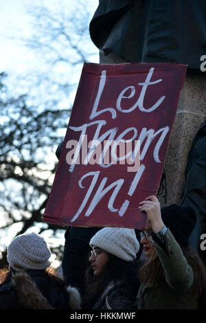 New York City, USA. 29. Januar 2017. Demonstranten nehmen an der Kundgebung gegen Präsident Trump Einwanderung Pläne am Battery Park in New York City Teil.  Bildnachweis: Christopher Penler/Alamy Live-Nachrichten Stockfoto