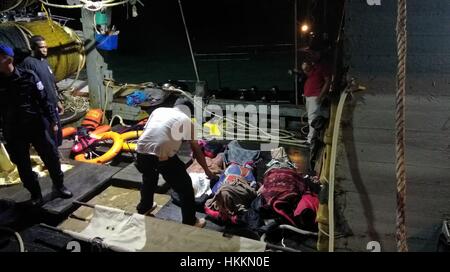 Kota Kinabalu, Malaysia. 30. Januar 2017. Die Leichen der chinesischen Opfer in einem Boot versinkt ankommen in Kota Kinabalu, Malaysia. Drei chinesische Touristen an Bord eines Bootes, das aus Malaysia Sabah Zustand sank wurden tot nach seiner Rettung bestätigt. Bildnachweis: Xinhua/Alamy Live-Nachrichten Stockfoto