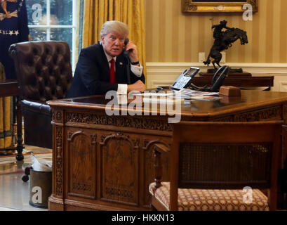 Washington, USA. 29. Januar 2017. UNS Präsident Donald Trump spricht am Telefon mit dem König von Saudi-Arabien, Salman bin Abd al-Aziz Al Saud im Oval Office des weißen Hauses. Bildnachweis: Aude Guerrucci/Pool über CNP/MediaPunch/Alamy Live-Nachrichten Stockfoto