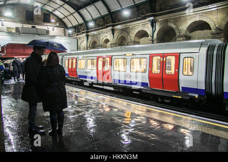 London, UK. 29. Januar 2017. Pendler Unterschlupf auf der Plattform der Paddington Station an einem regnerischen Abend in London, UK. Bildnachweis: Amer Ghazzal/Alamy Live-Nachrichten Stockfoto