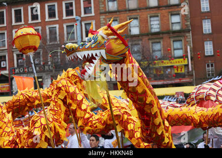 Manchester, UK. 29. Januar 2017. Ein Drache ist durch Chinatown, Manchester, 29. Januar 2017 (C) Barbara Koch/Alamy Live News vorgeführt Stockfoto