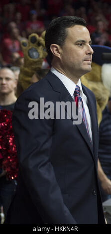 Tucson, USA. 29. Januar 2017. Arizonas Cheftrainer Sean Miller geht raus an den Hof vor dem Spiel gegen Washington im McKale Memorial Center in Tucson, Arizona. Bildnachweis: Jeff Brown/ZUMA Draht/Alamy Live-Nachrichten Stockfoto