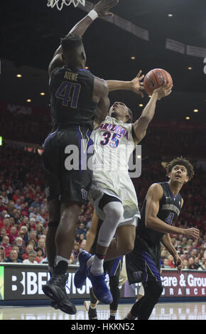 Tucson, USA. 29. Januar 2017. Arizonas Guard Allonzo Trier (35) ist verschmutzt, während der Dreharbeiten gegen Washingtons nach vorn Matthew Atewe (41) im McKale Memorial Center in Tucson, Arizona. Bildnachweis: Jeff Brown/ZUMA Draht/Alamy Live-Nachrichten Stockfoto