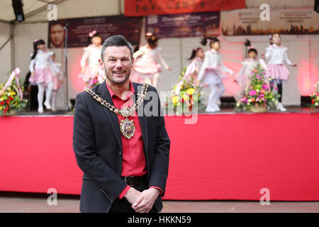 Manchester, UK. 29. Januar 2017. Der Oberbürgermeister von Manchester Stadtrat Carl Austin-Behan in Chinatown, während Chinese New Year Feierlichkeiten in Manchester. Bildnachweis: Barbara Koch/Alamy Live-Nachrichten Stockfoto