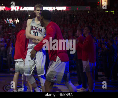 Tucson, USA. 29. Januar 2017. Arizonas vorwärts Lauri Markkanen (10) ist an der Bettelei des Spiels gegen Washington im McKale Memorial Center in Tucson, Arizona einzuführen. Bildnachweis: Jeff Brown/ZUMA Draht/Alamy Live-Nachrichten Stockfoto