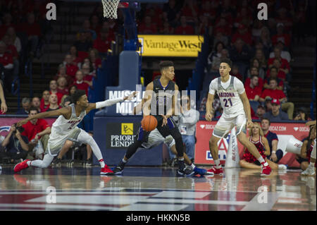 Tucson, USA. 29. Januar 2017. Washingtons Guard Markelle Fultz (20) wird von Kobi Simmons (2) und Arizona Center Chance Comanche (21) im McKale Memorial Center in Tucson, Arizona Arizona bewacht. Bildnachweis: Jeff Brown/ZUMA Draht/Alamy Live-Nachrichten Stockfoto