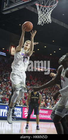 Tucson, USA. 29. Januar 2017. Arizonas vorwärts Lauri Markkanen (10) schießt den Ball gegen Washington im McKale Memorial Center in Tucson, Arizona. Bildnachweis: Jeff Brown/ZUMA Draht/Alamy Live-Nachrichten Stockfoto