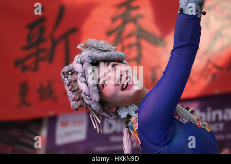 Manchester, UK. 29. Januar 2017. Tänzerin in Chinatown, während Chinese New Year Feierlichkeiten in Manchester. Bildnachweis: Barbara Koch/Alamy Live-Nachrichten Stockfoto