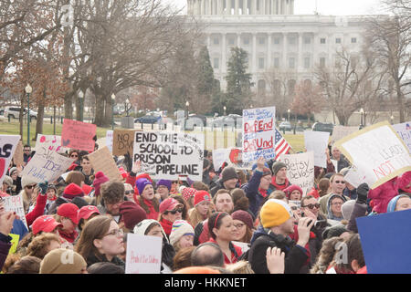 Washington, USA. Januar 2017. Die Bildungsgemeinschaft protestiert gegen Donald Trumps Beauftragten für Bildungsministerin Betsy DeVos, die sie für unqualifiziert für den Posten beanspruchen. Kredit: Angela Drake/Alamy Live News Stockfoto