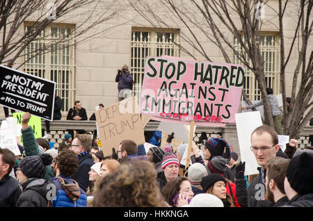 Washington, USA. 29. Januar 2017. Demonstrant hält Schild, das liest, "Stop Hass gegen Einwanderer" während einer Protestaktion gegen Donald Trump Einwanderung Politiken und Flüchtling Verbot, in Washington D.C. Credit: Angela Drake/Alamy Live News Stockfoto
