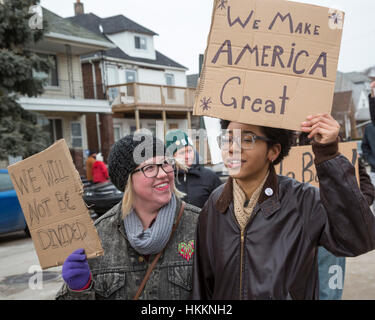 Hamtramck, USA. 29. Januar 2017. Hunderte versammelten sich in Hamtramck City Hall gegen Präsident Trump Verbot der Einwanderung aus sieben muslimischen Nationen. Hamtramck ist eine Stadt der Einwanderer, eine große, die Anzahl von denen aus dem Jemen sind. Die Stadt richtet sich nach einem mehrheitlich muslimischen Stadtrat und ist eine Stadt des Heiligtums. Bildnachweis: Jim West/Alamy Live-Nachrichten Stockfoto