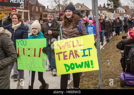 Hamtramck, USA. 29. Januar 2017. Hunderte versammelten sich in Hamtramck City Hall gegen Präsident Trump Verbot der Einwanderung aus sieben muslimischen Nationen. Hamtramck ist eine Stadt der Einwanderer, eine große, die Anzahl von denen aus dem Jemen sind. Die Stadt richtet sich nach einem mehrheitlich muslimischen Stadtrat und ist eine Stadt des Heiligtums. Bildnachweis: Jim West/Alamy Live-Nachrichten Stockfoto