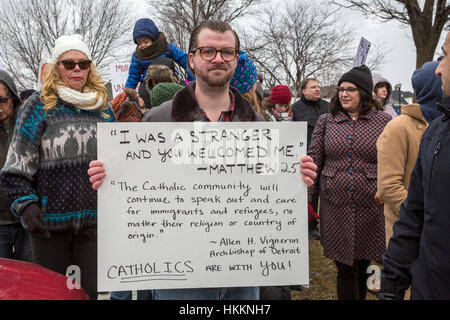 Hamtramck, USA. 29. Januar 2017. Hunderte versammelten sich in Hamtramck City Hall gegen Präsident Trump Verbot der Einwanderung aus sieben muslimischen Nationen. Hamtramck ist eine Stadt der Einwanderer, eine große, die Anzahl von denen aus dem Jemen sind. Die Stadt richtet sich nach einem mehrheitlich muslimischen Stadtrat und ist eine Stadt des Heiligtums. Bildnachweis: Jim West/Alamy Live-Nachrichten Stockfoto