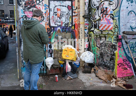 London, UK. 29. Januar 2017. Ein Künstler macht Bildnisse von Theresa May und Donald Trump in Bricklane, London. Bildnachweis: ZEN - Zaneta Razaite / Alamy Live News Stockfoto