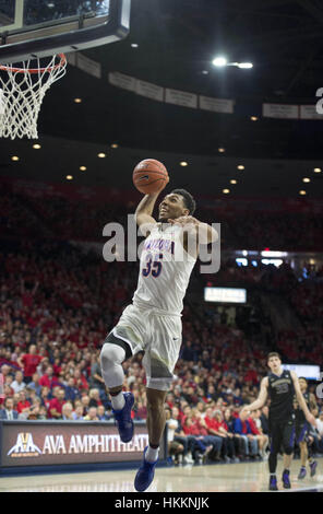 Tucson, USA. 29. Januar 2017. Arizonas Guard Allonzo Trier springt um dunk den Ball einer Hand gegen Washington Sonntag, 29. Januar 2017, McKale Memorial Center in Tucson, Arizona. Arizona gewann 77-66 gegen Washington. Bildnachweis: Jeff Brown/ZUMA Draht/Alamy Live-Nachrichten Stockfoto