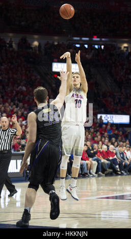 Tucson, USA. 29. Januar 2017. Arizonas vorwärts Lauri Markkanen (10) schießt und macht ein 3 Zeiger gegen Washingtons nach vorn SAM TIMMINS Sonntag, 29. Januar 2017, McKale Memorial Center in Tucson, Arizona. Arizona gewann 77-66 gegen Washington. Bildnachweis: Jeff Brown/ZUMA Draht/Alamy Live-Nachrichten Stockfoto