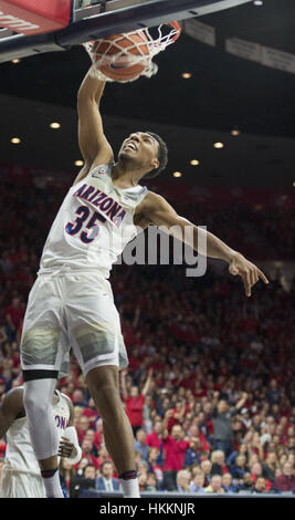 Tucson, USA. 29. Januar 2017. Arizonas Guard Allonzo Trier tunkt den Ball einer Hand gegen Washington Sonntag, 29. Januar 2017, McKale Memorial Center in Tucson, Arizona. Arizona gewann 77-66 gegen Washington. Bildnachweis: Jeff Brown/ZUMA Draht/Alamy Live-Nachrichten Stockfoto