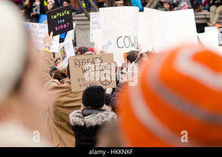 Washington, USA. 29. Januar 2017. Demonstrant hält Schild, die "Flüchtlinge willkommen, #NoBan #NoWall" während einer Protestaktion gegen Donald Trump Einwanderung liest, Richtlinien und Flüchtling Verbot, in Washington D.C. Credit: Angela Drake/Alamy Live News Stockfoto