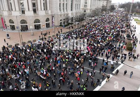 Washington, USA. 29. Januar 2017. Demonstranten teilnehmen an einer Protestkundgebung gegen US-Präsident Donald Trump Ausführungsverordnung zeitweise Sperrung aller Flüchtlinge und sieben Nahost und nordafrikanischen Ländern Bürger vor Einreise in die USA in der Nähe von das Weiße Haus in Washington, D.C. Credit: Xinhua/Alamy Live News Stockfoto