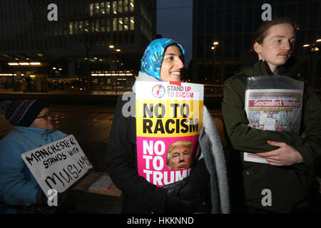 Manchester, UK. 29. Januar 2017. Nahella Ashraf stehen bis zum Rassismus schließt sich die Demonstranten gegen sein Verbot auf Muslime aus bestimmten Ländern in Amerika, um die Solidarität mit Muslimen Kundgebung in dem Petersplatz, Manchester. Bildnachweis: Barbara Koch/Alamy Live-Nachrichten Stockfoto