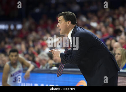 Tucson, USA. 29. Januar 2017. Arizonas Cheftrainer Sean Miller schreit Anweisungen an sein Team im Spiel gegen Washington Sonntag, 29. Januar 2017, McKale Memorial Center in Tucson, Arizona. Arizona gewann 77-66 gegen Washington. Bildnachweis: Jeff Brown/ZUMA Draht/Alamy Live-Nachrichten Stockfoto