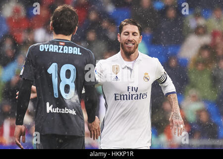 Madrid, Spanien. 29. Januar 2017. Sergio Ramos (Verteidiger; Real Madrid), Mikel Oyarzabal (Mittelfeldspieler; Real Sociedad) in Aktion während der La Liga-Spiel zwischen Real Madrid und Real Sociedad im Santiago Bernabeu in Madrid. Bildnachweis: Jack Abuin/ZUMA Draht/Alamy Live-Nachrichten Stockfoto