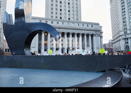 New York City, USA. 29. Januar 2017. Demonstranten versammeln sich am Battery Park in lower Manhattan gegen Präsident Donald Trump Exekutivorder über verbotene Reise aus muslimischen Ländern auszusprechen. Bildnachweis: Erica Schroeder / Alamy Live News Stockfoto